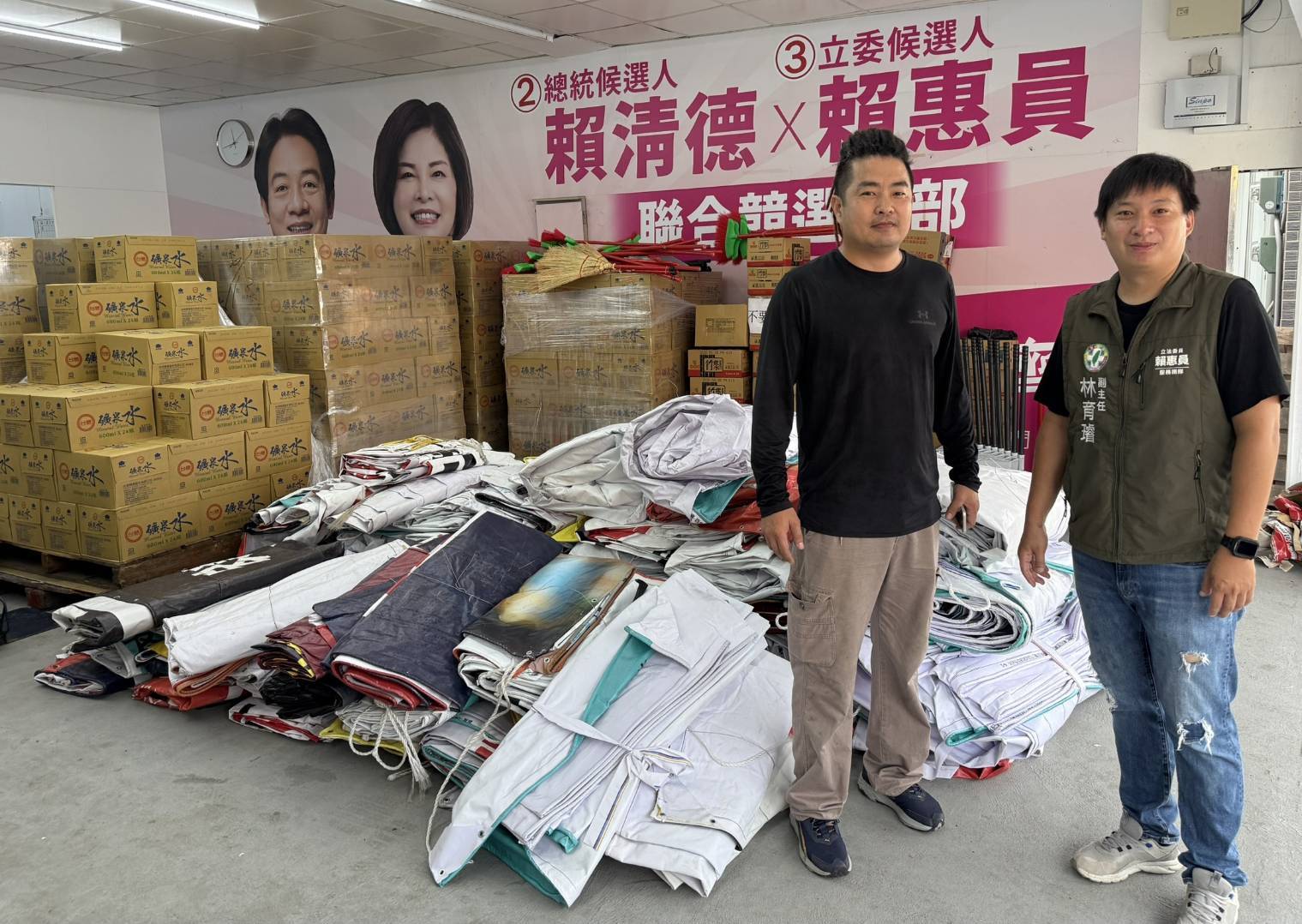 賴惠員號召善心助災　千里馳援帆布送暖 溪北鄉親感動落淚