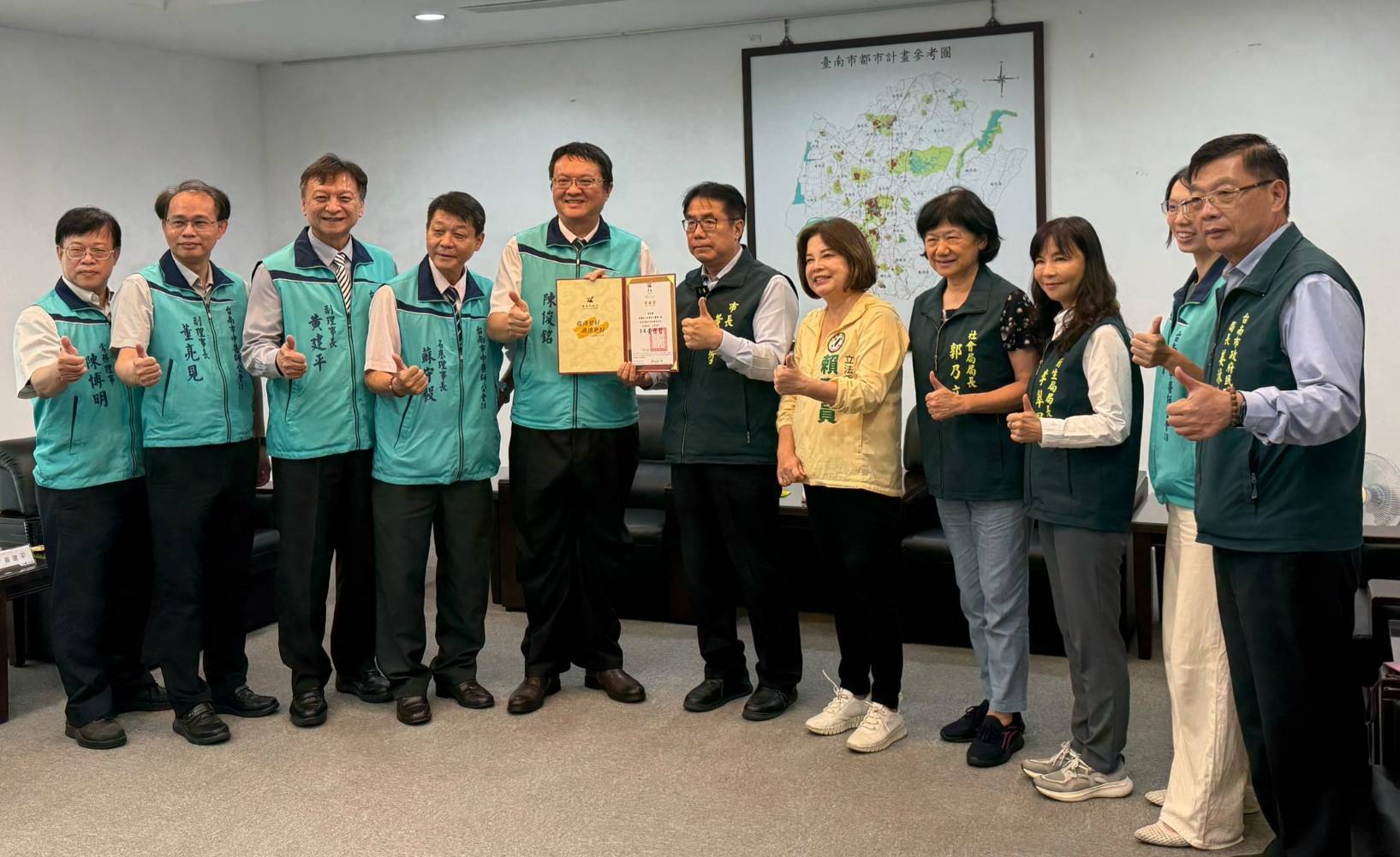 《賴惠員牽線160萬善款助災後重建 台南中醫師公會啟動溪北義診重建信心》