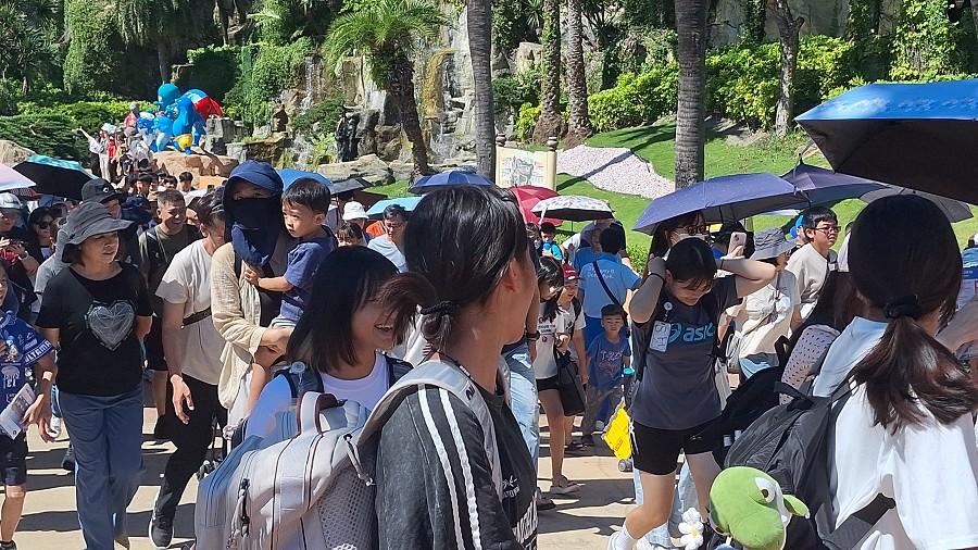 01-海洋公園暑假尾聲，湧入大量遊客人潮。_0_0.jpg