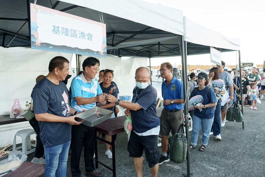 現場小卷免費試吃人潮絡繹不絕，左2為農業部漁業署署長王茂城_0.jpg