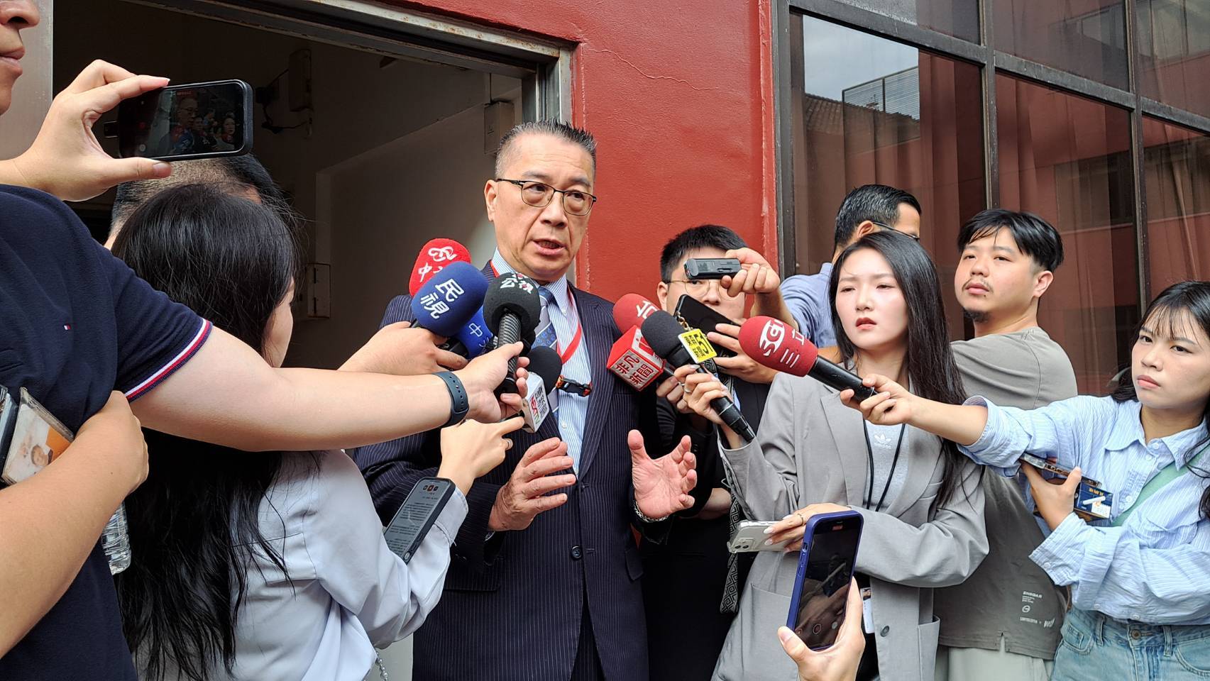 柯建銘續任總召　鍾佳濱當選幹事長、陳培瑜續任書記長—民進黨立院黨團三長底定