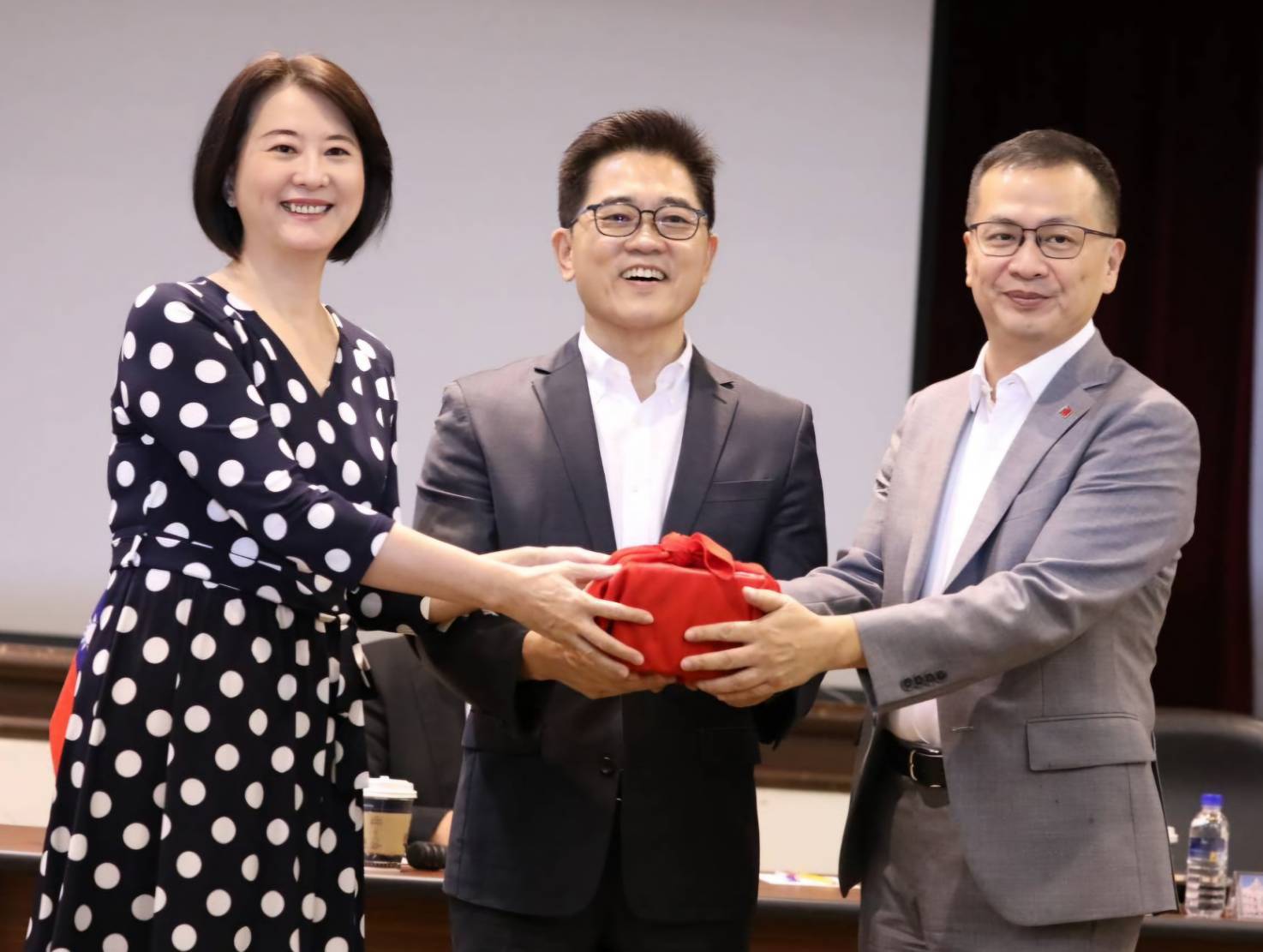 國民黨立法院黨團研討會　黃健庭：展現堅韌與團結　韓國瑜：謙卑感恩再出發