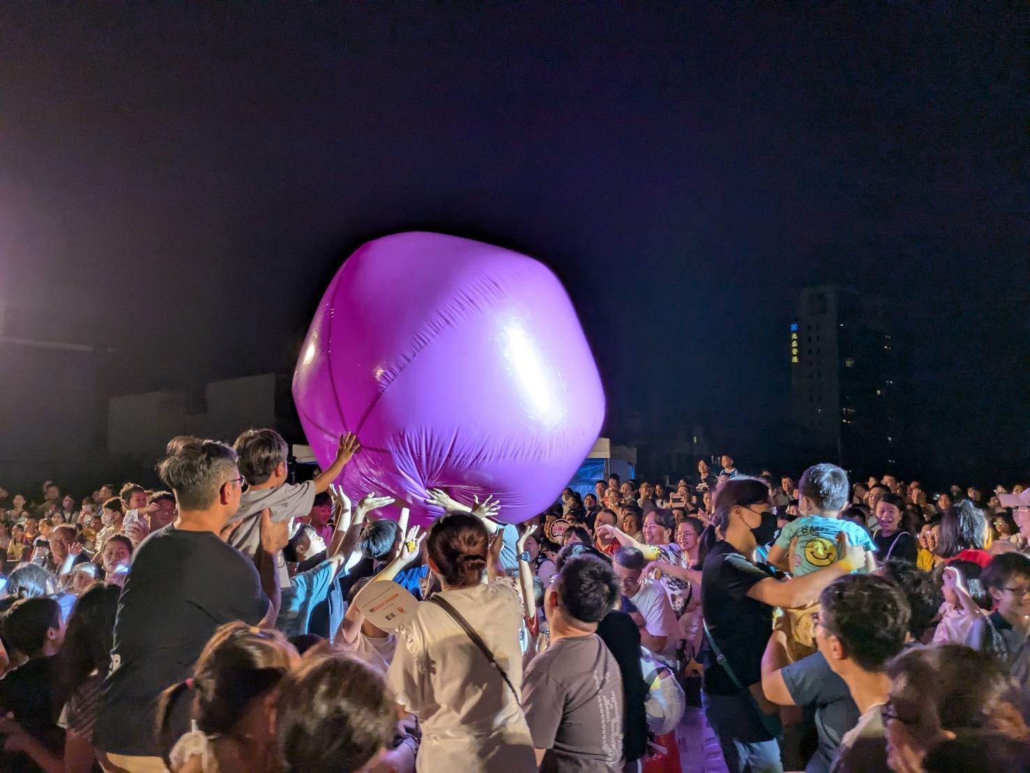 邱議瑩攜手紙風車 點亮仁武夜空 三千名親子共享藝術盛宴