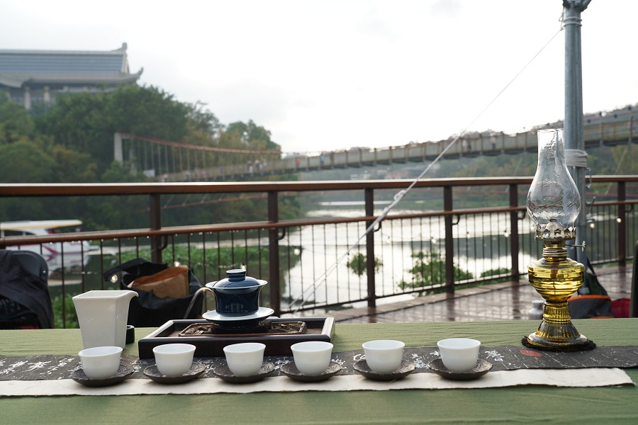 3.坐在峨眉湖畔喝茶，看著湖面閃光，茶香隨風飄散_0.jpg