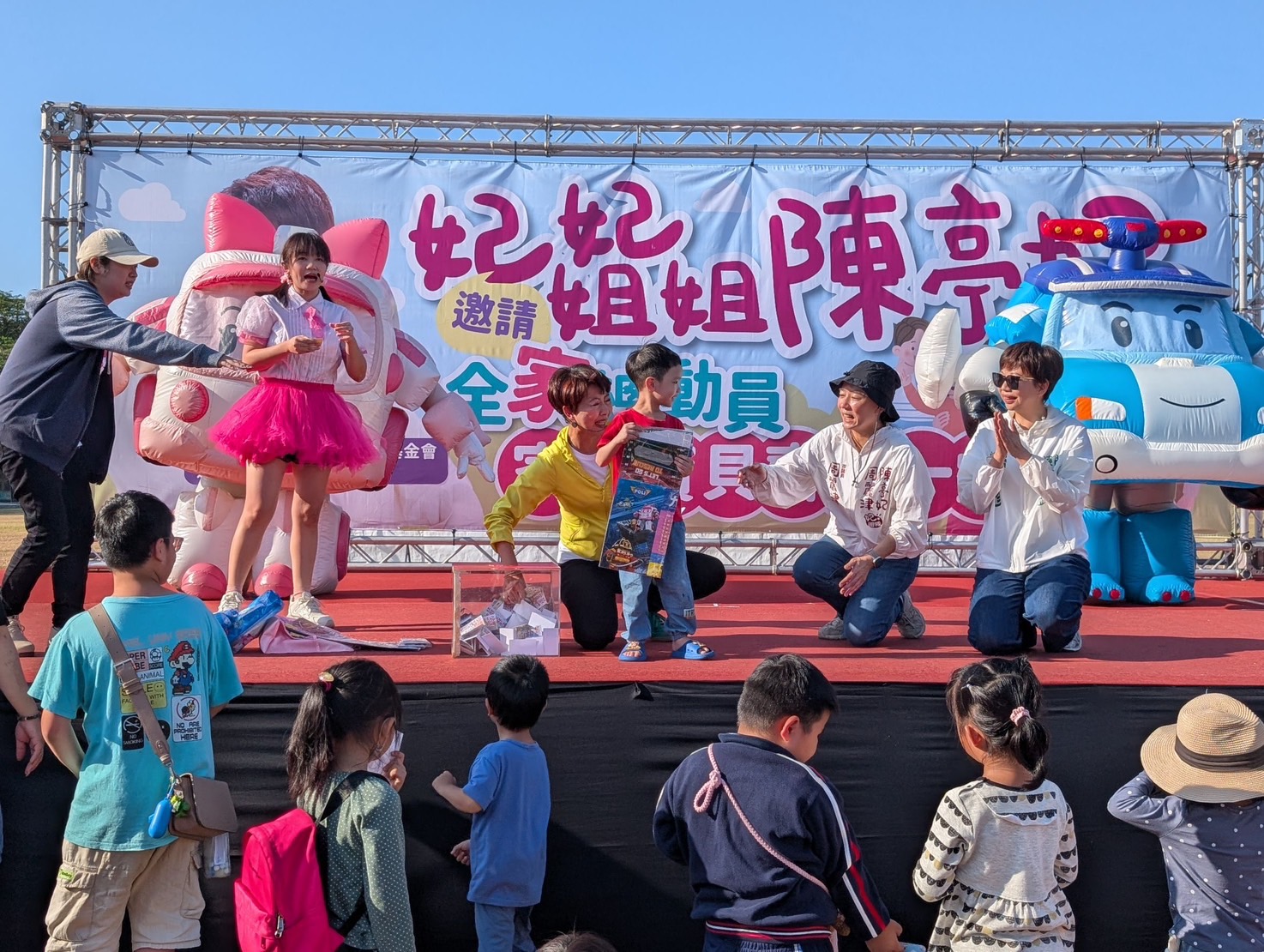 《五千人擁抱草地幸福！陳亭妃打造台南最暖家庭日　親子毛孩同樂、笑聲塞滿西拉雅廣場》