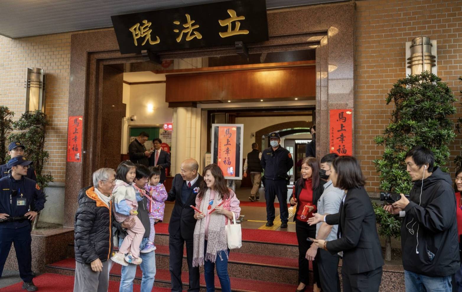 立法院發放「馬上幸福」春聯　韓國瑜盼新春帶來平安與喜樂