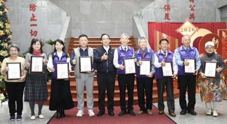警局揮毫迎馬年　書法送福暖警心