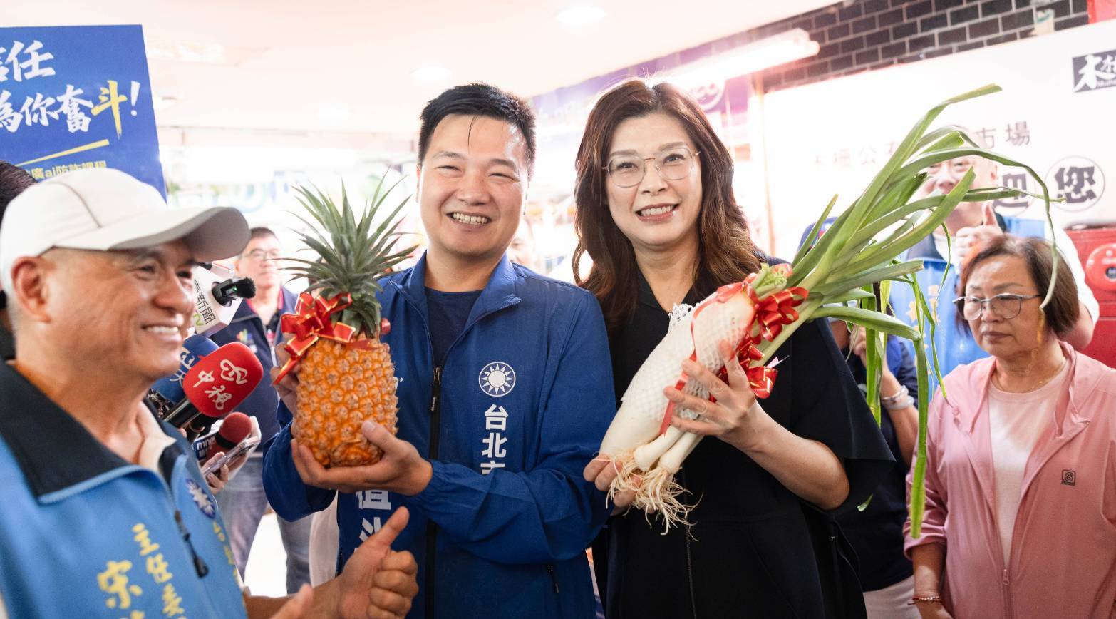 鄭麗文首場輔選前進木柵市場　攜手楊植斗掃街拜票展現基層凝聚力