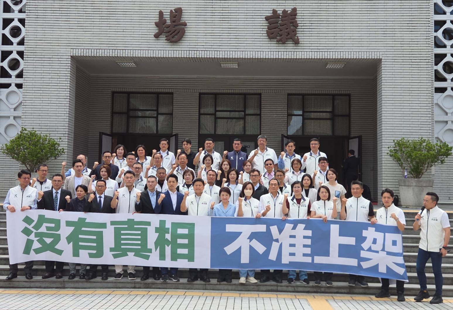 食安風暴延燒近一月　在野齊喊「沒有真相，不准上架」 籲政府先釐清責任再談恢復販售