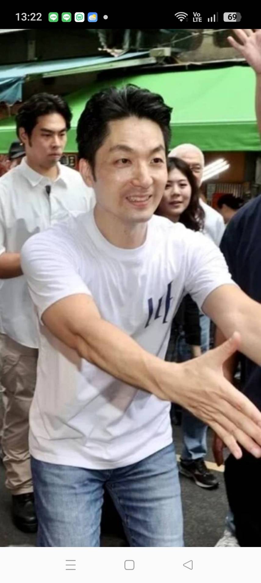 蔣萬安板橋陪李四川掃街拜票　「鄰家兄弟」合體爭取新北選民支持